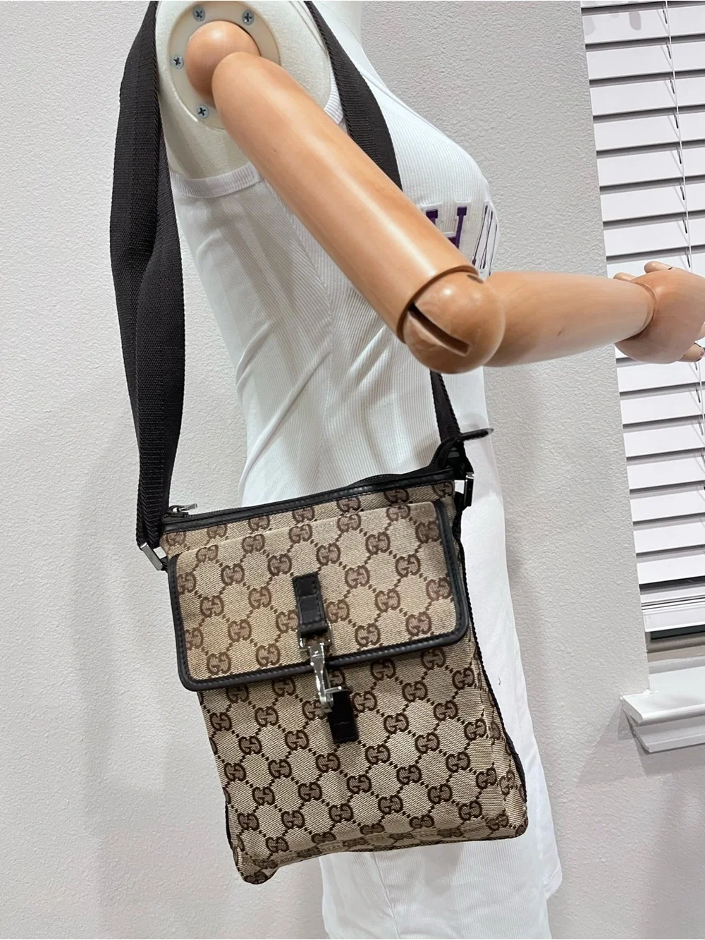 GUCCI GG CANVAS MESSENGER BAG.